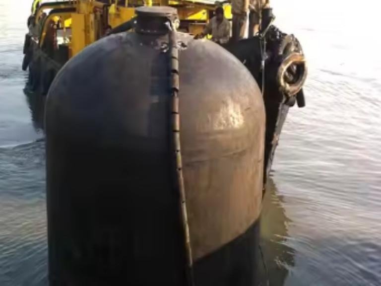 Low-pressure pneumatic fenders