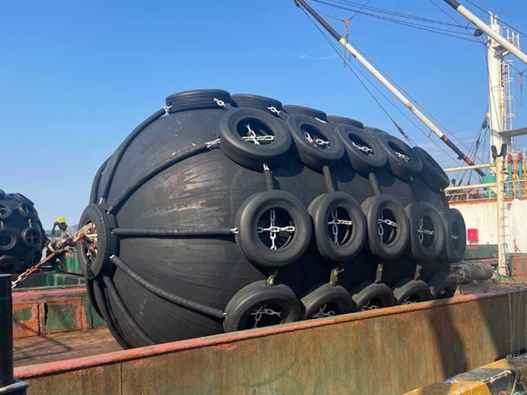 Pneumatische spatborden verbeteren offshore olieboorplatform